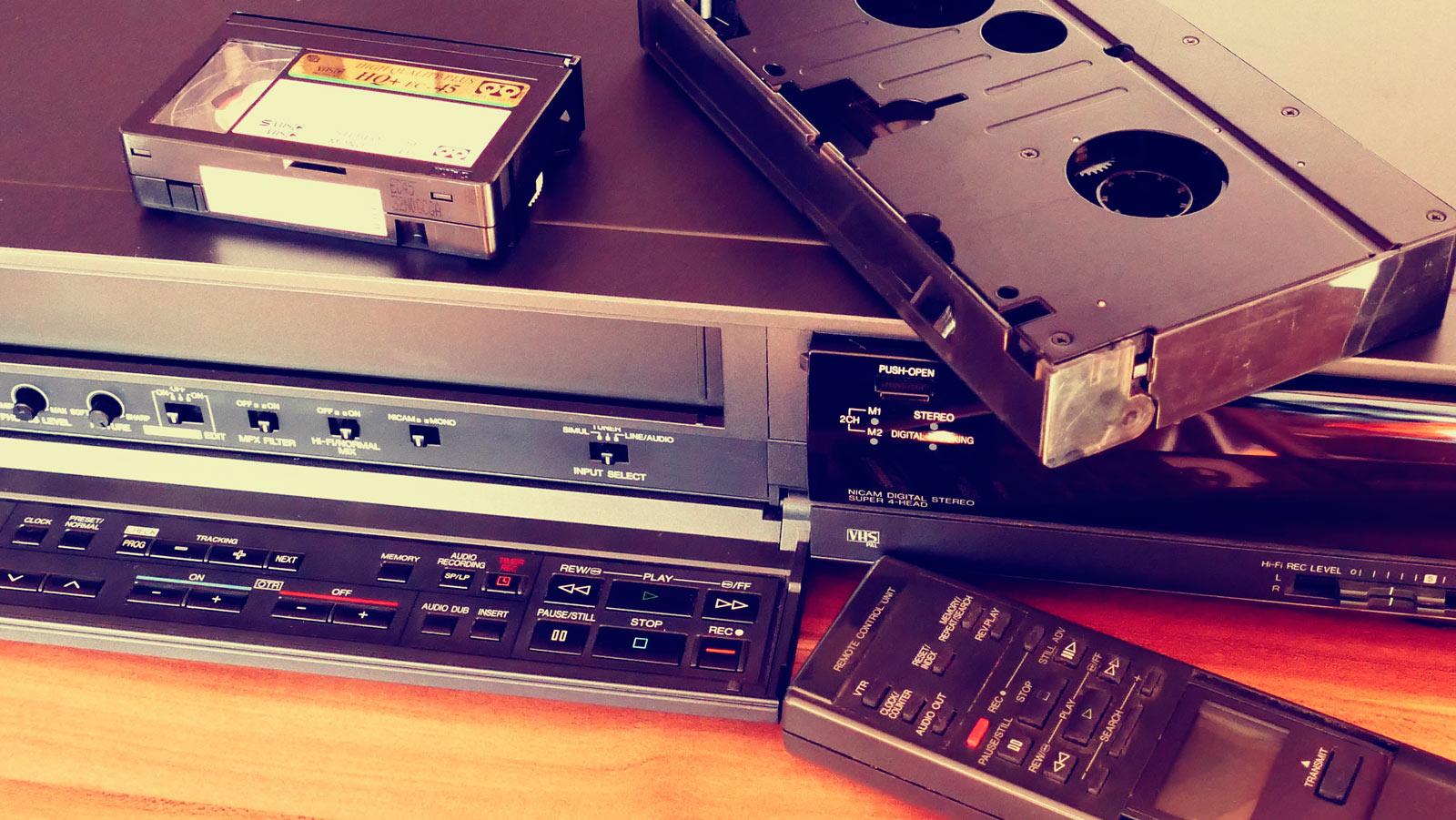 Czy mogę przegrać archiwalną kasetę wideo VHS, miniDV czy Hi8 na kartę microSD ?